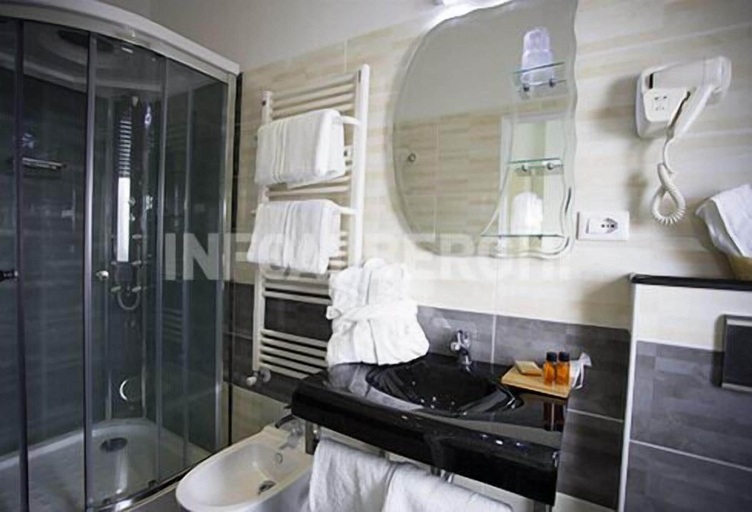Bathroom 3, MoMo Seaview Hotel Rimini, Rimini