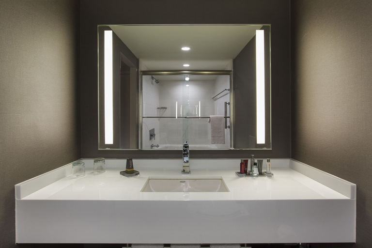 Bathroom 5, Teaneck Marriott at Glenpointe, Bergen