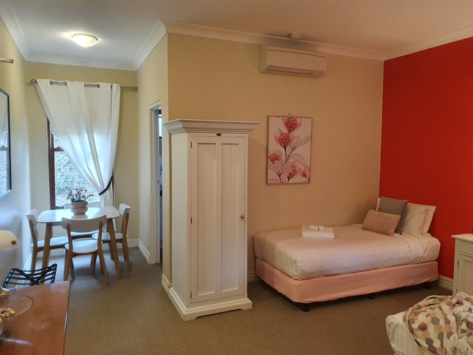 Others 5, The Lancefield Lodge, Macedon Ranges - Romsey