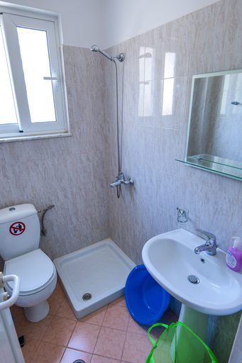 Bathroom 4, Elidon Apartments, Sarandës