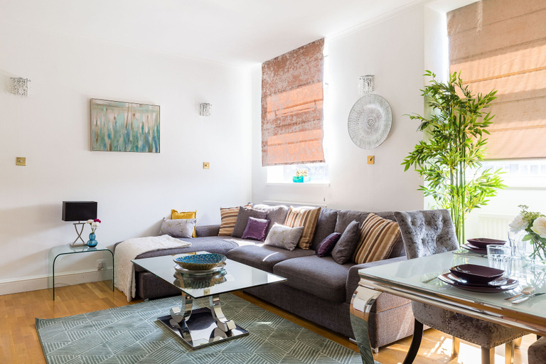 Others 5, Designer 2-bed 2-bath Behind Selfridges, London