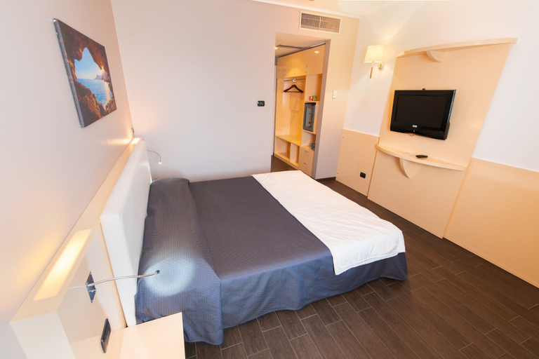Bedroom 2, Hotel Mediterraneo, Milano