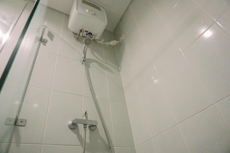 Bathroom 5, Comfortable and Nice Studio at Casa de Parco Apartment By Travelio, Tangerang