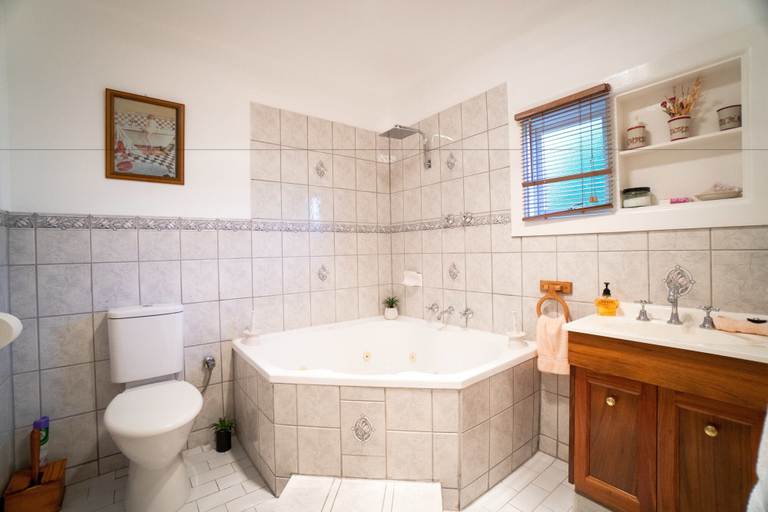 Bathroom 3, Rubys Cottage, Wattle Range - East