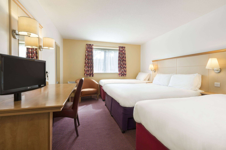 Bedroom 3, Days Inn by Wyndham Winchester M3, Hampshire