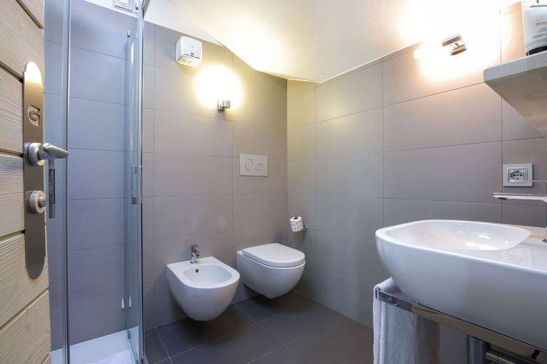 Bathroom 5, Super G, Aosta