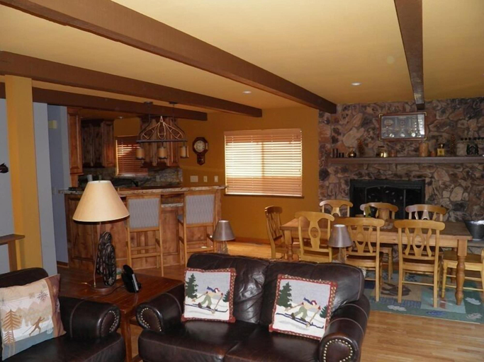 Food & Drinks, 584 Alpine Dr, El Dorado