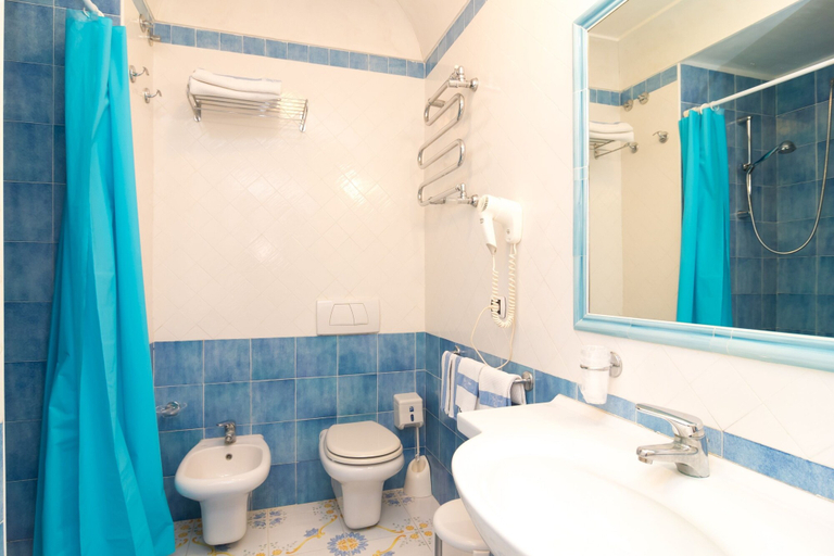 Bathroom 5, Hotel Terme Oriente - Beach & SPA, Napoli