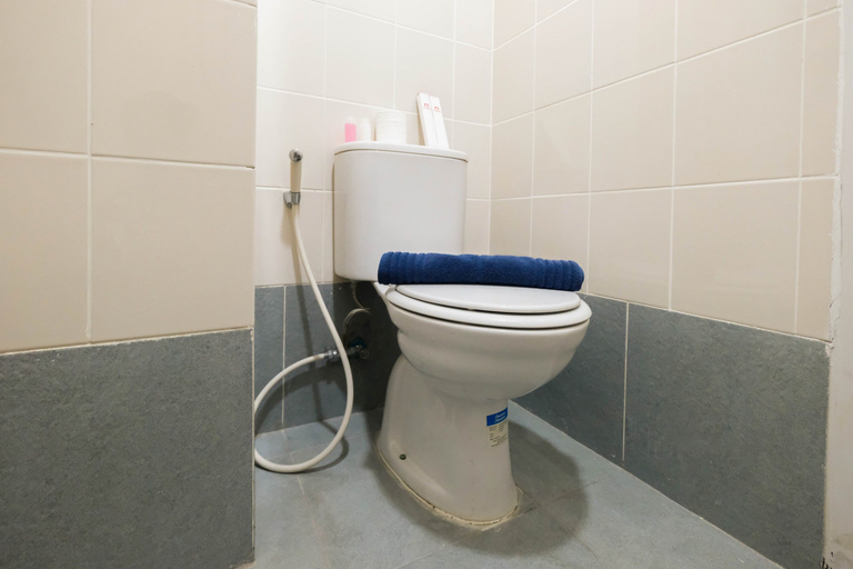 Bathroom 5, Cozy Studio Apartment at Akasa Pure Living BSD By Travelio, Tangerang Selatan