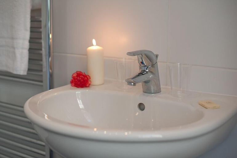 Bathroom 3, Windsor Street Apartments, Edinburgh