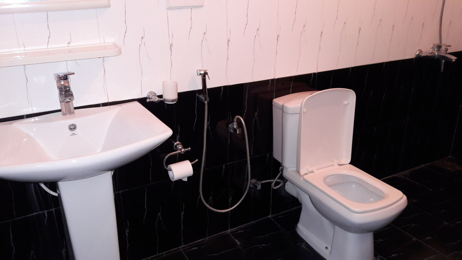 Bathroom 3, Rani Inn, Negombo