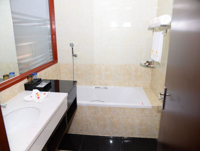 Bedroom 5, Royal Hinthar Hotel, Mawlamyine