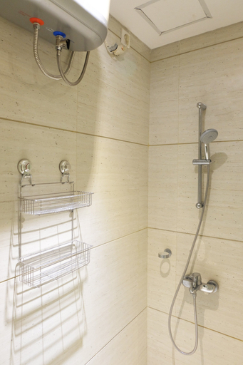 Bathroom 5, New Homey 2BR Brooklyn Apartment By Travelio, Tangerang