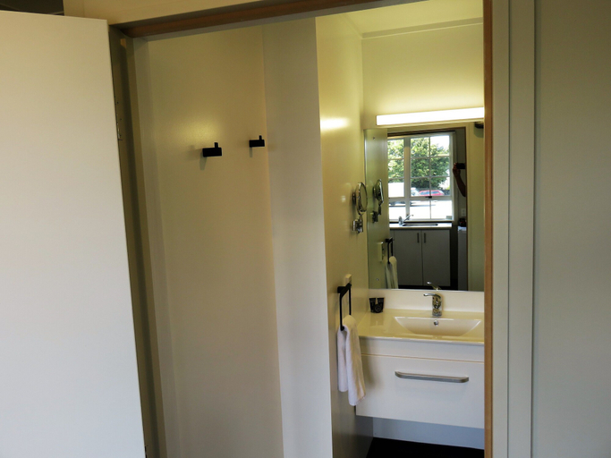 Bathroom 4, Admirals Motor Lodge, Marlborough
