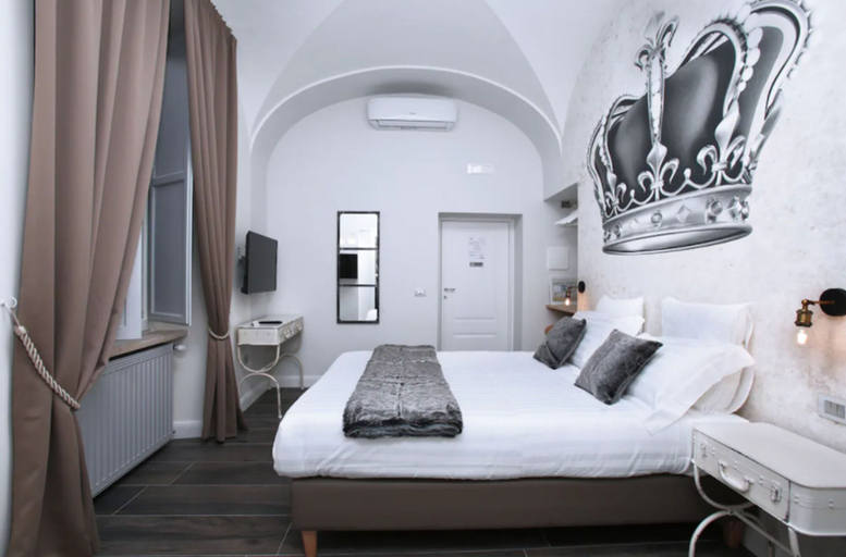 Bedroom 5, Spagna Ave, Rome