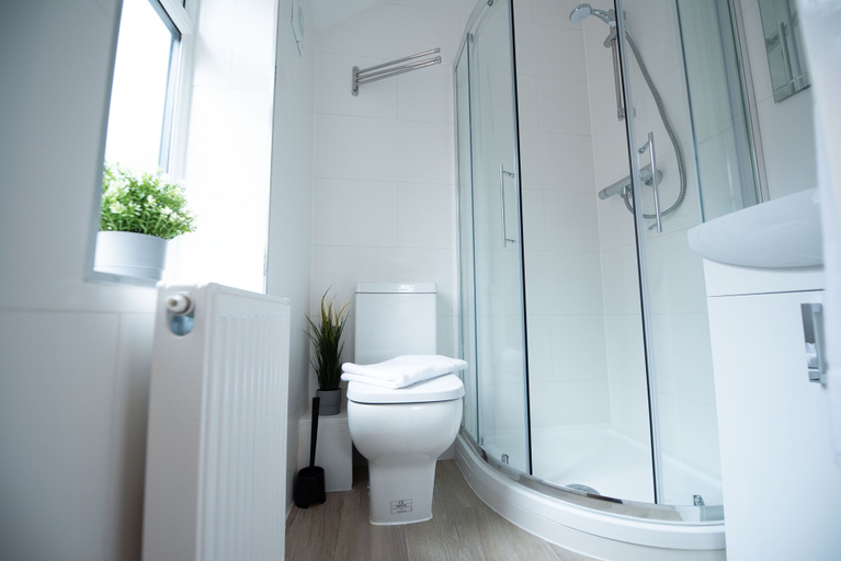 Bathroom 3, Franklin Lodge, Reading