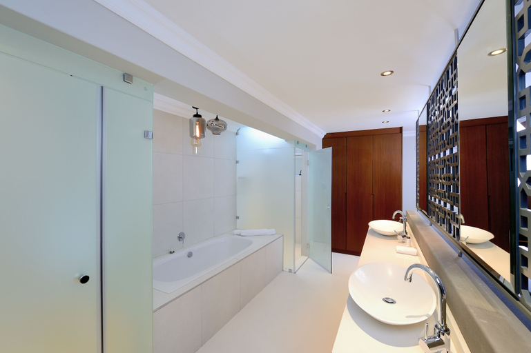 Bathroom 5, Grand Blue D, City of Cape Town