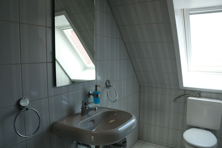 Bathroom 5, Urban Home Self Check-In Hotel, Hamburg