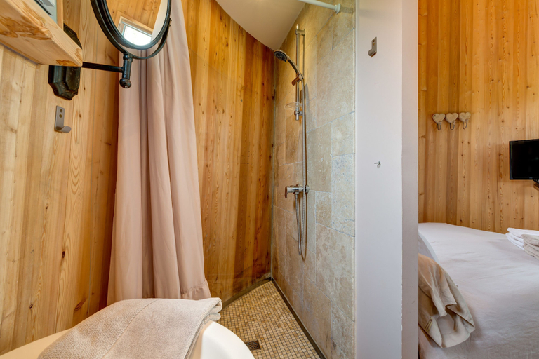 Bedroom 3, Coup 2 Foudres, Gironde