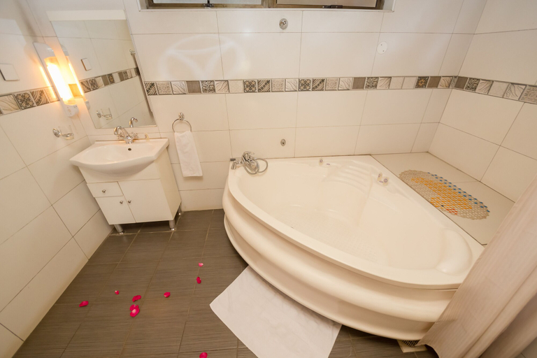 Bathroom 4, Marble Arch Hotel, Starehe