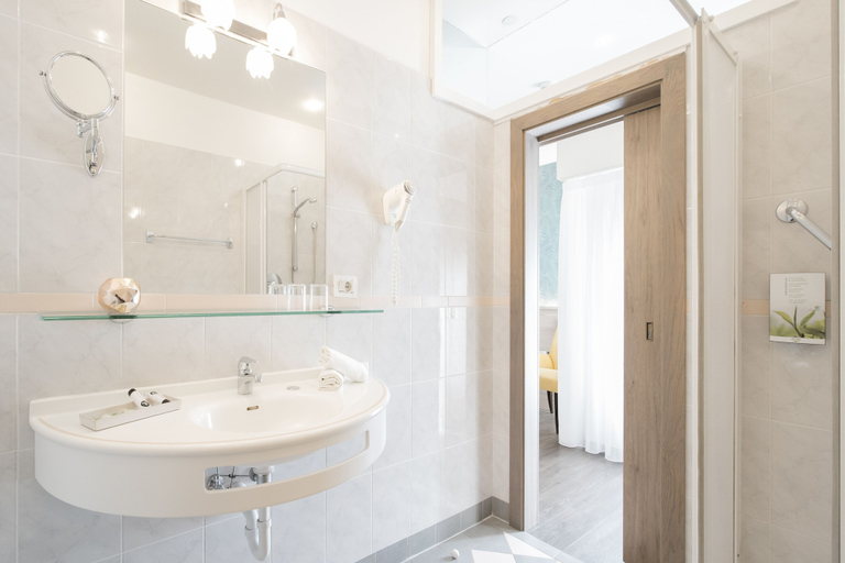 Bathroom 3, Hotel Villa Groff, Bolzano