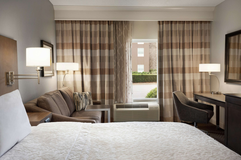 Bedroom 3, Hampton Inn & Suites Montgomery-EastChase, Montgomery