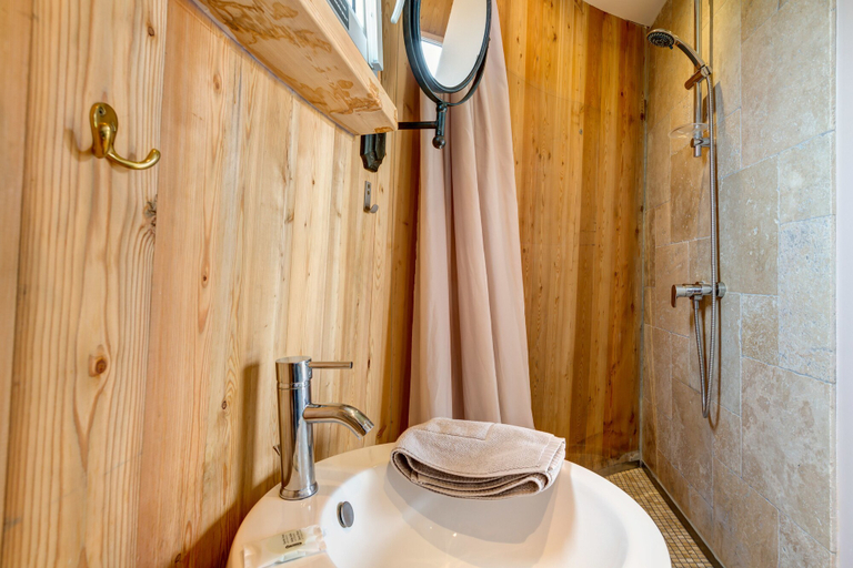 Bathroom 5, Coup 2 Foudres, Gironde