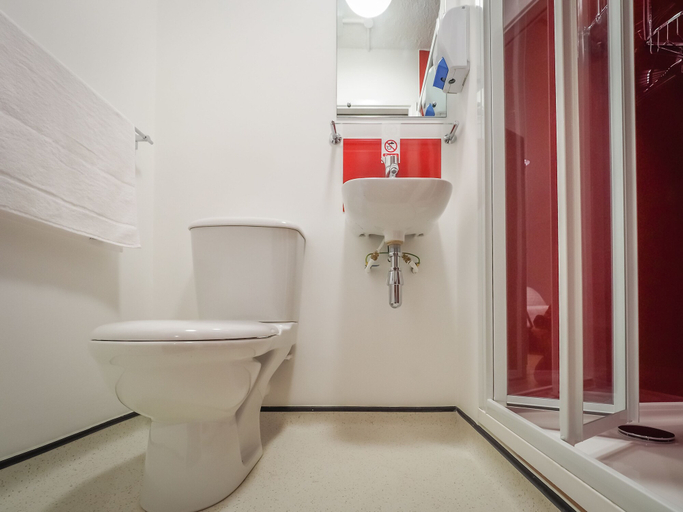 Bathroom 3, LSE High Holborn - Campus Accommodation, London