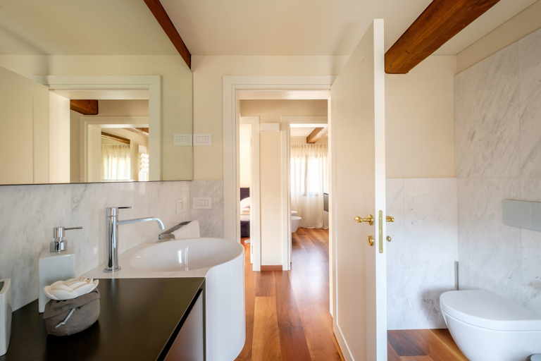 Bathroom 4, Palazzo Ca' Moro apartments, Venezia