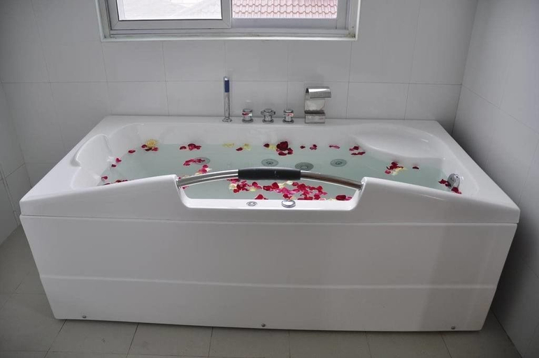 Bathroom 4, Cassiopeia Hotel, Taunggye
