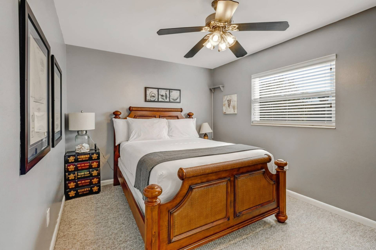 Bedroom 2, Speedy Turtle, Lee