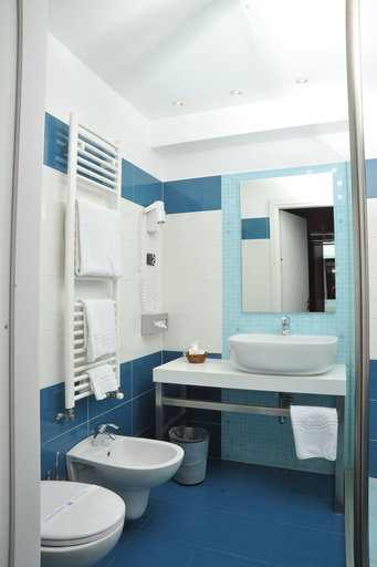 Bathroom 4, Hotel Mediterraneo, Milano