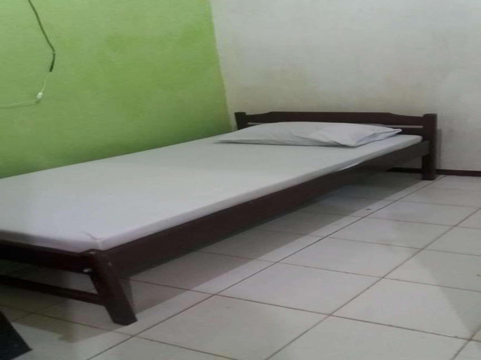 Bedroom 2, 1 bedroom double AC Penginapan Kofiyau, Sorong