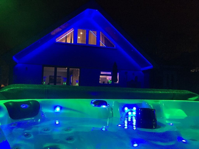 Sport & Beauty 2, Four Corners Holiday Home with Hot Tub & Sauna, Dorset