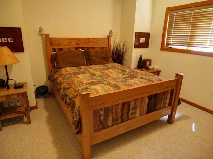 Bedroom 2, Mountain Town Properties White Wolf 4, Kootenay Boundary