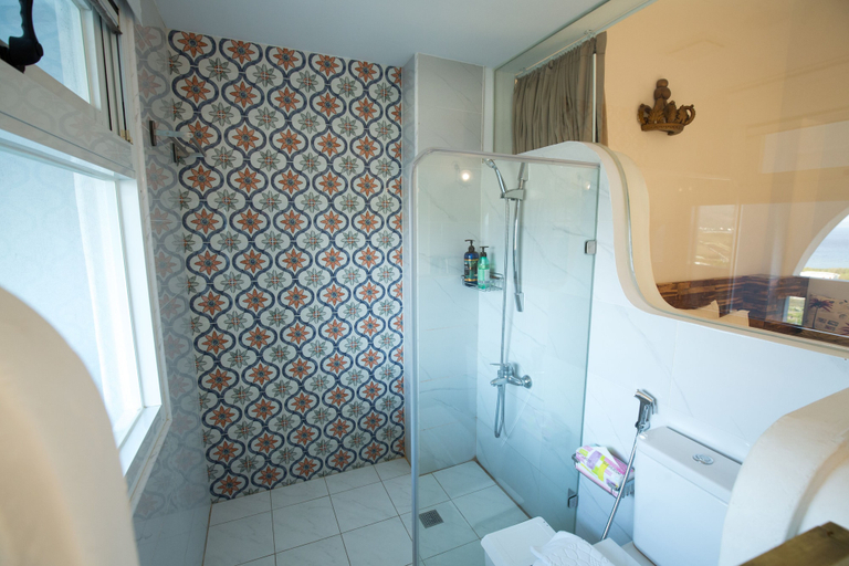 Bathroom 4, Place De L, Pingtung
