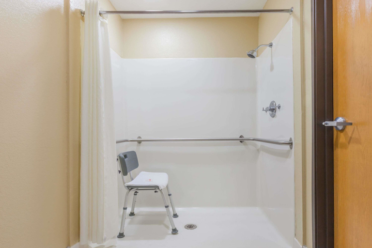 Bathroom 4, Super 8 by Wyndham Mount Vernon, Franklin