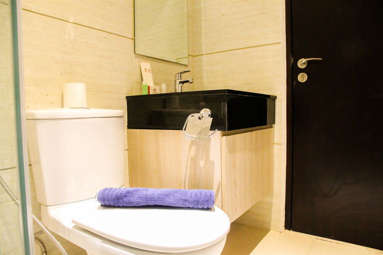 Bathroom 5, Simply Studio Room Brooklyn Apartment By Travelio, Tangerang