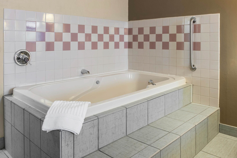 Bathroom 4, Quality Inn Defiance, Defiance