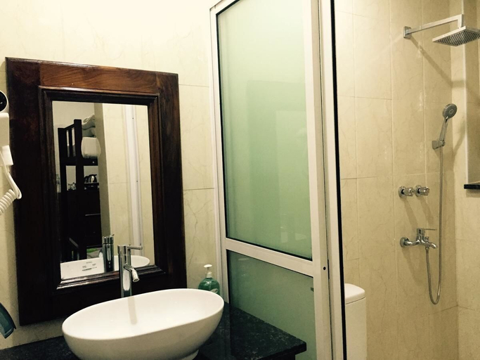Bathroom 5, Mr Charles Guest House, Kyaukme