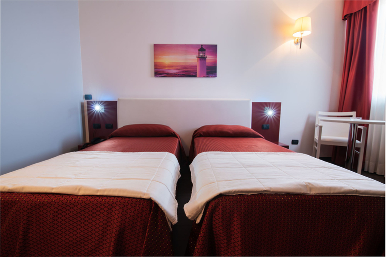 Bedroom 2, Hotel Mediterraneo, Milano