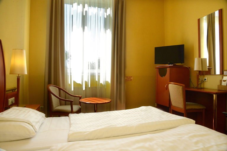 Bedroom 2, City Partner Park Hotel Pelikan, Szombathely