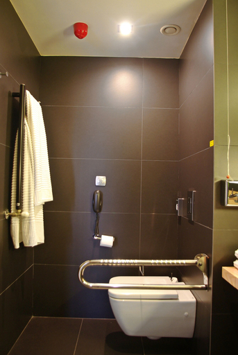 Bathroom 5, DoubleTree by Hilton Hotel Girona, Girona