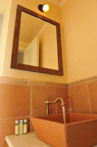 Bathroom 5, Gaia Hydras, Attica
