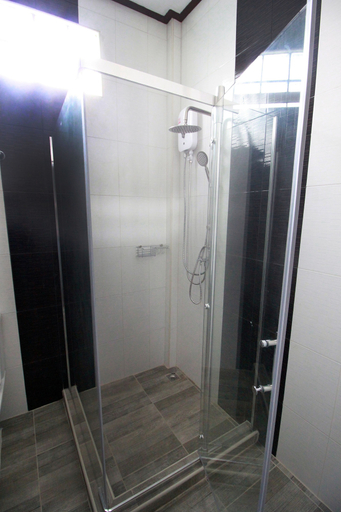 Bathroom 4, OB-ARUN House, Thon Buri