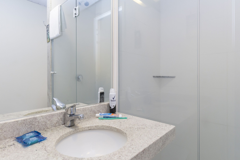 Bathroom 4, ibis budget Blumenau, Blumenau