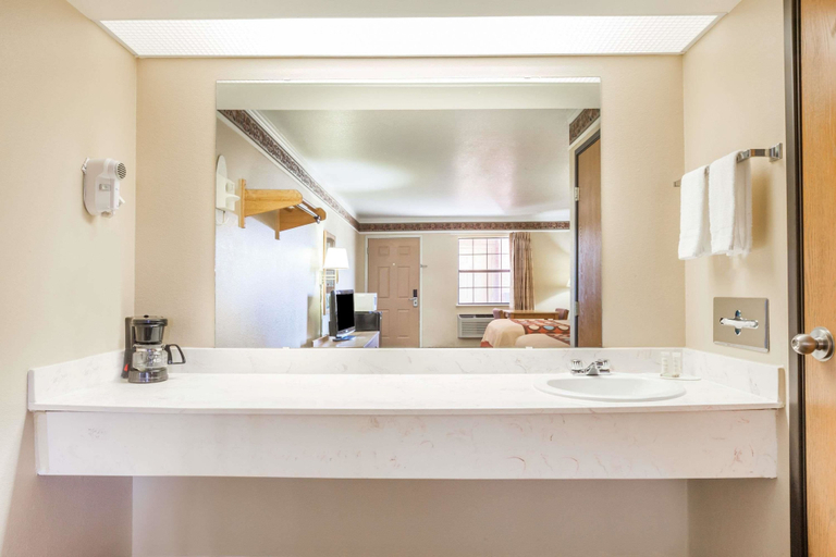 Bathroom 4, Super 8 by Wyndham Mount Vernon, Franklin