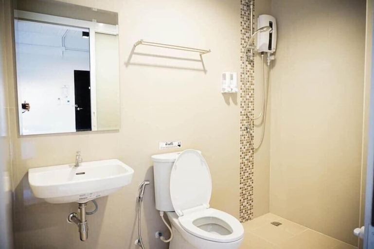 Bathroom 4, B-Black Hotel Chonburi, Muang Chon Buri