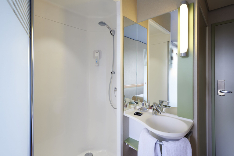 Bathroom 5, ibis budget Winterthur, Winterthur