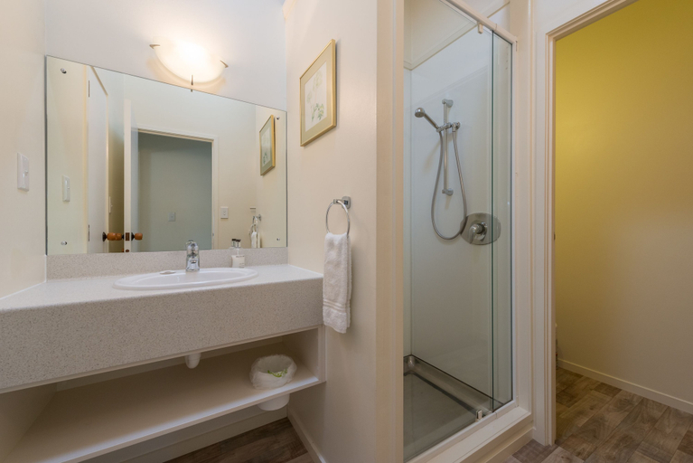 Bathroom 4, By the Bay Beachfront Apartments, Far North